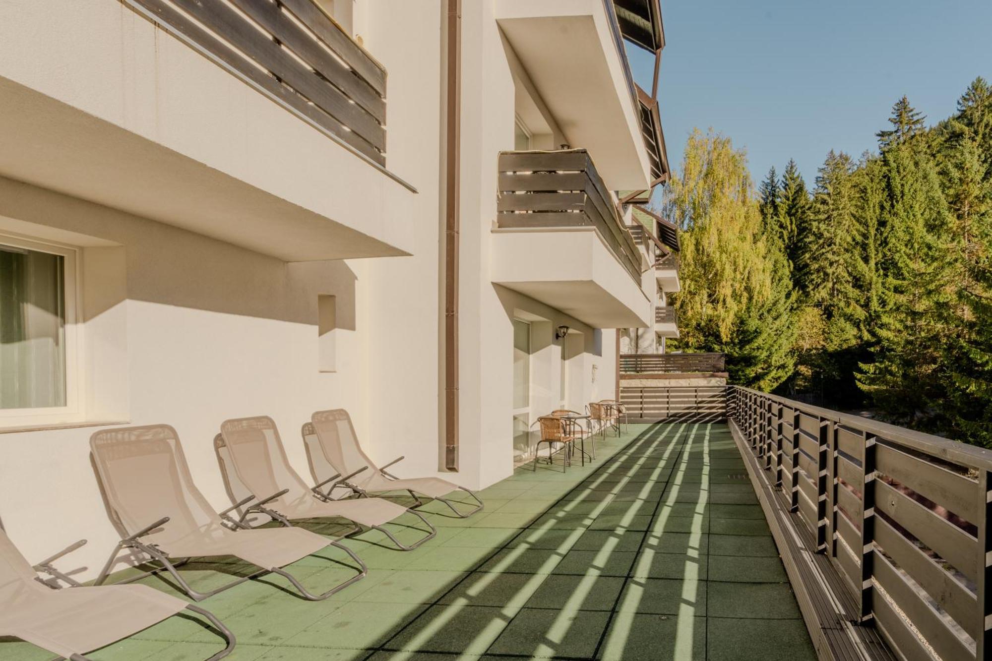 Dinvis Apartments ポイアナ・ブラショフ エクステリア 写真