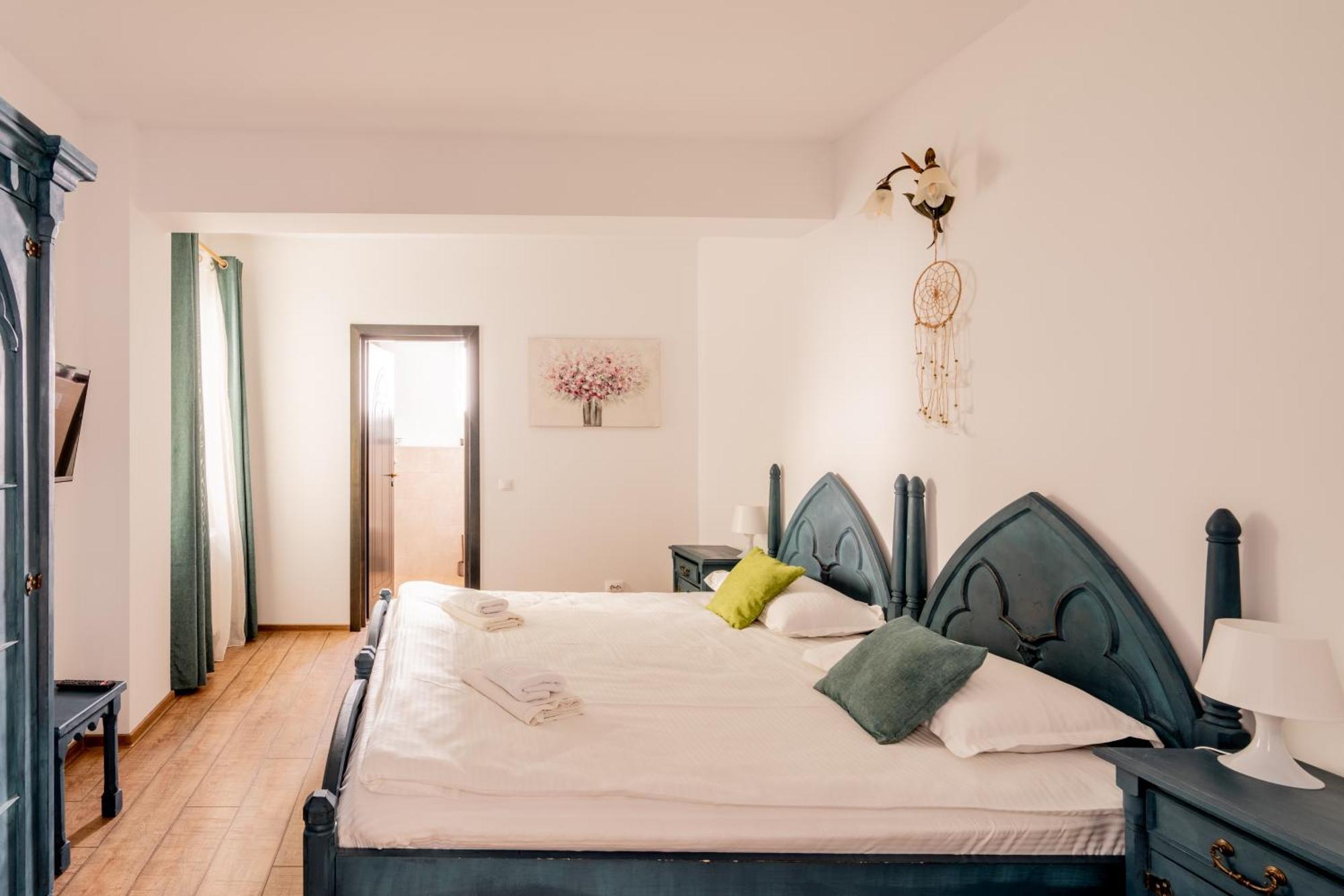 Dinvis Apartments ポイアナ・ブラショフ エクステリア 写真